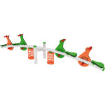 Dondolo 4 posti a forma di monopattino. Per arredo parchi giochi.