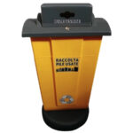 Contenitore polietilene per raccolta pile esauste. 65LT. Con basamento in cemento.